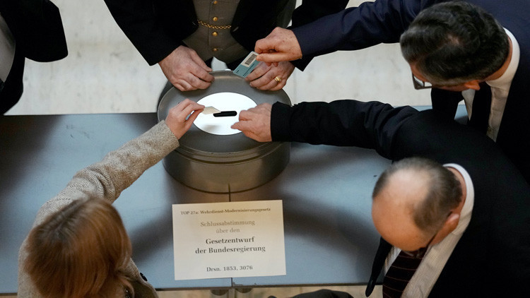 Meclisten askerlik yasasına onay