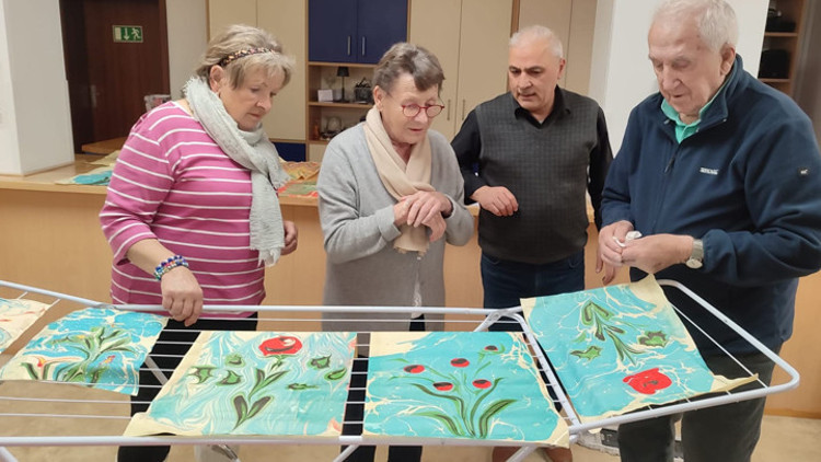 Noel pazarında ebru sergisi