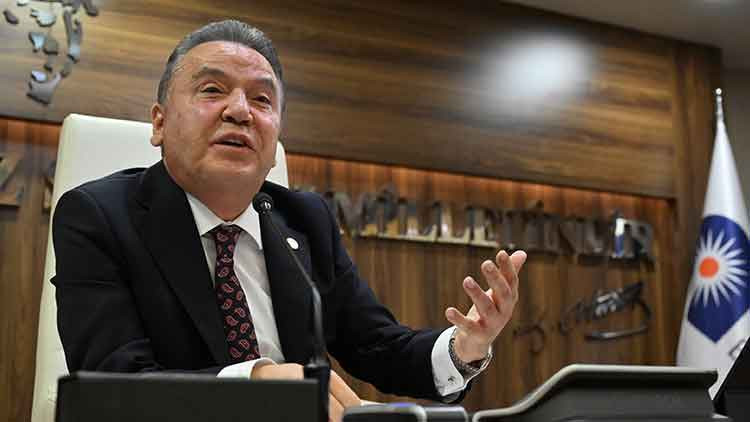 Muhittin Böcek hastaneye kaldırıldı