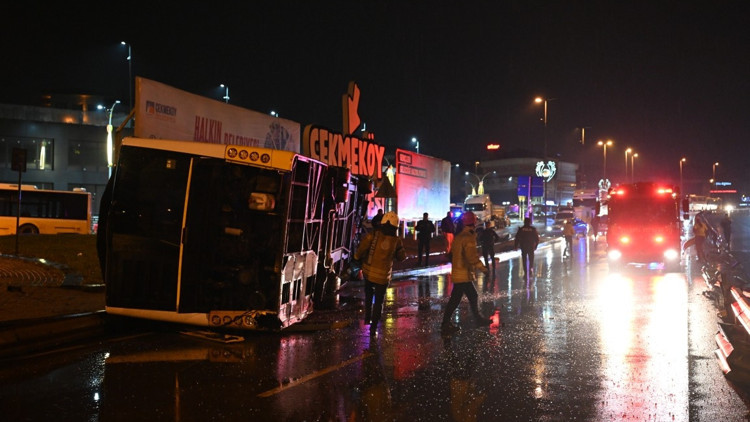 Çekmeköyde özel halk otobüsü devrildi