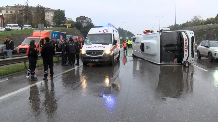 Maltepe D-100de servis minibüsü devrildi: 11 yaralı