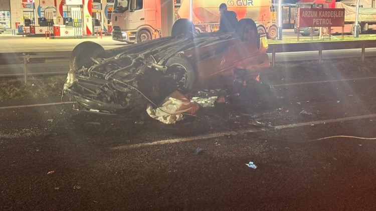 Ankara-Eskişehir yolunda feci kaza Otomobil tıra arkadan çarpıp takla attı: 1 ölü, 1i ağır 3 yaralı