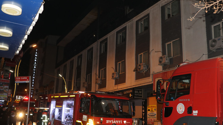 Vanda otelin restoran kısmında yangın paniği