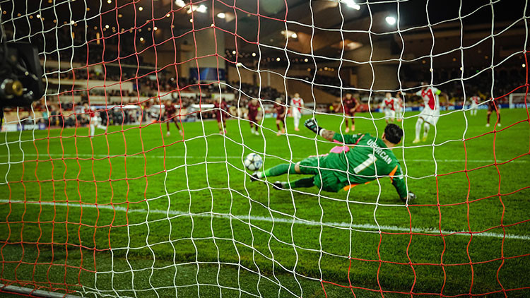 Galatasaraya Monaco maçında Uğurcan Çakır şanssızlığı: Penaltı kurtardı, sakatlandı Sadece 1 dakika sonra gol geldi...