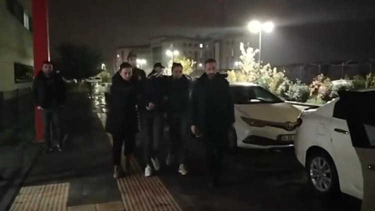 Gözaltına alınan Güllünün kızı ve arkadaşı sağlık kontrolünden geçirildi, 1 kişi daha gözaltına alındı Gözaltına alınan Güllünün kızı ve arkadaşı sağlık kontrolünden geçirildi, 1 kişi daha gözaltına alındı