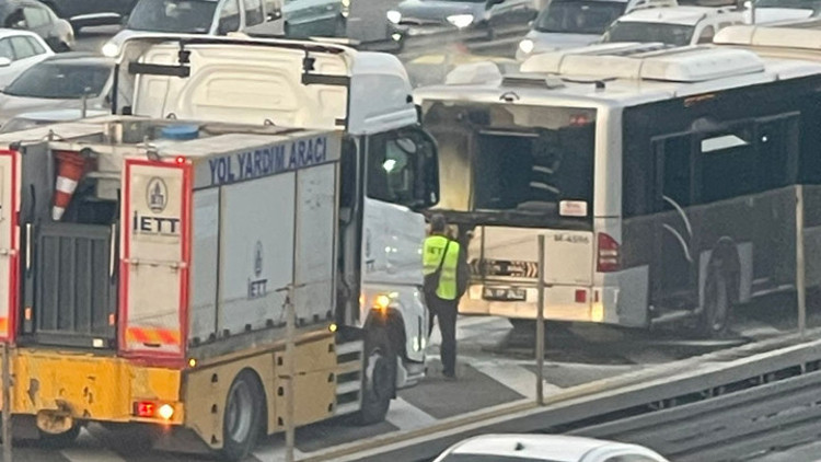 Küçükçekmecede metrobüste yangın paniği