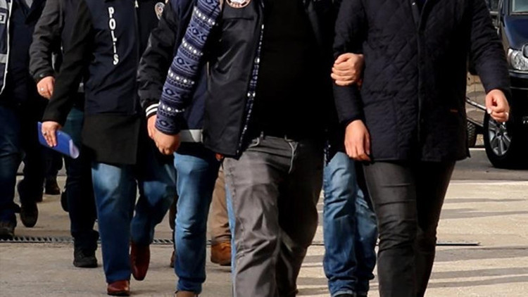 İstanbulda iş yerlerinden hırsızlık yapıp 9 aracın plakasını çalmışlardı: 8 zanlı tutuklandı