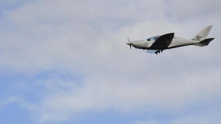 ABDde küçük uçak seyir halindeki araca çarptı