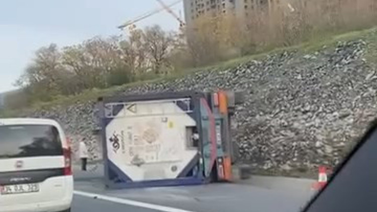 Esenyurt TEM Otoyolunda tanker devrildi