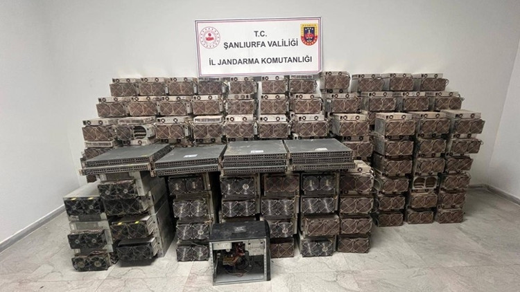 Bin 500 hanenin elektriğine denk Ahırda kaçak kripto para ürettiler