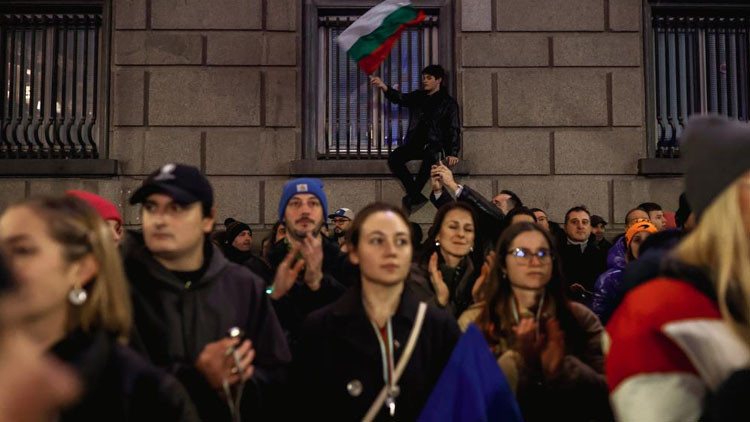 Komşuda halk sokağa indi: 25ten fazla şehirde protesto