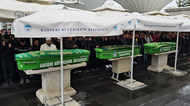 Anne ve iki çocuğu yan yana son yolculuğuna uğurlandı