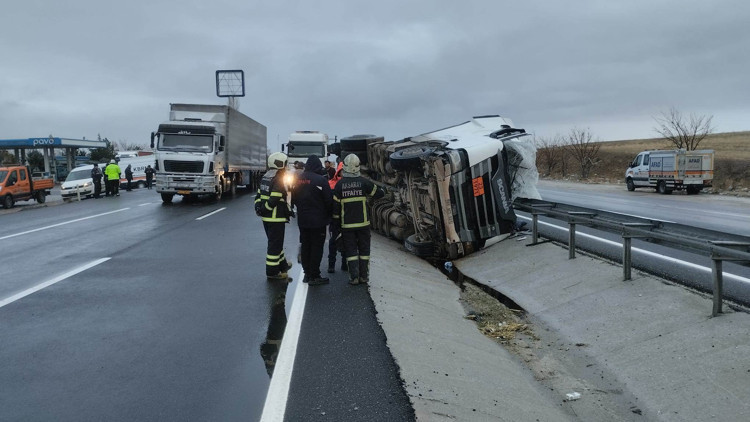 Aksarayda TIR devrildi: 1 ağır yaralı Aksarayda TIR devrildi: 1 ağır yaralı