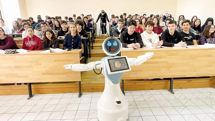 Edebiyat dersine girdi, sözlü yaptı… Tarihi lisede bir robot öğretmen Edebiyat dersine girdi, sözlü yaptı… Tarihi lisede bir robot öğretmen