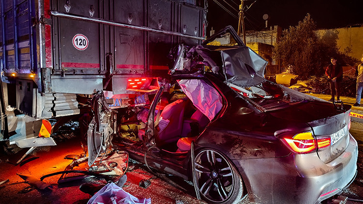 Korkunç kaza Otomobil kamyona arkadan çarptı: 1 ölü, 2 yaralı