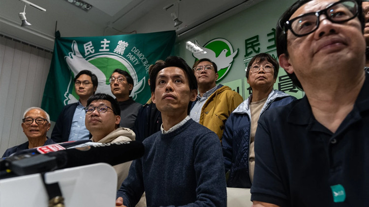 Hong Kongda demokrat muhalefet kendini feshetti