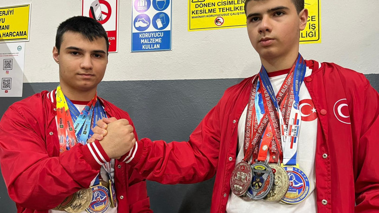 İkizlerden biri dünya birincisi diğeri dünya ikincisi oldu