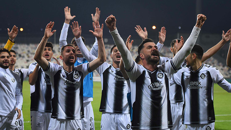 Altay evinde 3te 3 peşinde