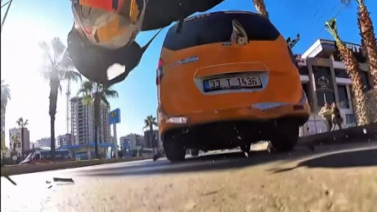 Motosikletin taksiye çarptığı kaza, kask kamerasında Motosikletin taksiye çarptığı kaza, kask kamerasında