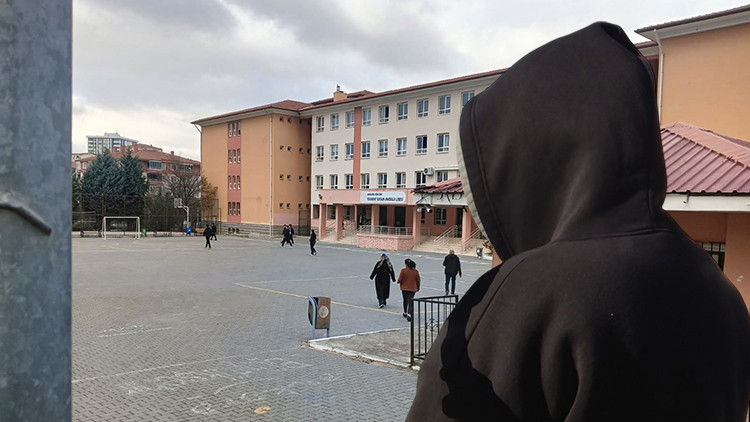 Lisede korkunç olay Kız öğrencilerine müstehcen fotoğrafını gönderdi
