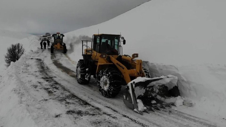 Erzincanda kar yağışı ve tipiden ulaşıma kapanan 12 köy yolu ulaşıma açıldı