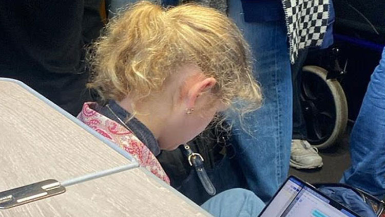 İstese babası helikopter bile tutar... Ona kıyamayıp Gonca gül dediler... Yerlere oturup yolculuk etti