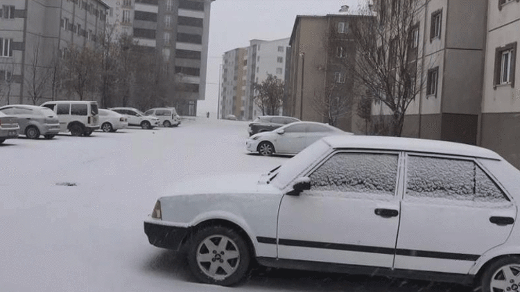 Bitlisin merkez ve Güroymak ilçesinde eğitime kar engeli