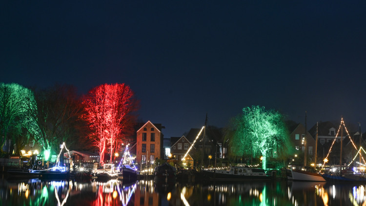 Noel pazarında aşırı sağcı müzik