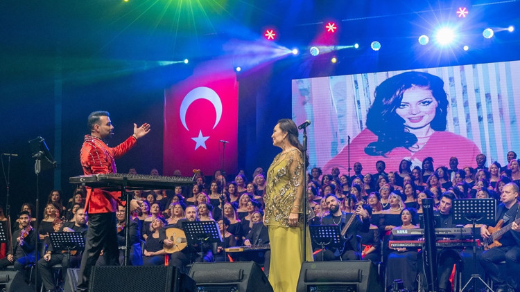 Türkan Şoray, ‘İyilik Korosu’ ile Mersin’de sanatseverlerle buluştu