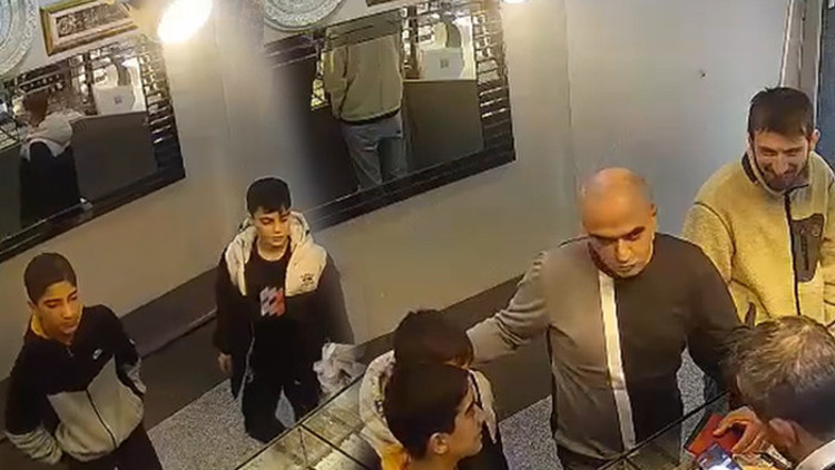 Bağcılarda 2 tane çocuk altın dolu çanta buldu Altınları sahibini bulmak için iz sürdüler