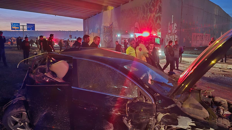 Şırnak’ta vinç, kavşaktaki 6 araca çarptı; 7 yaralı Şırnak’ta vinç, kavşaktaki 6 araca çarptı; 7 yaralı