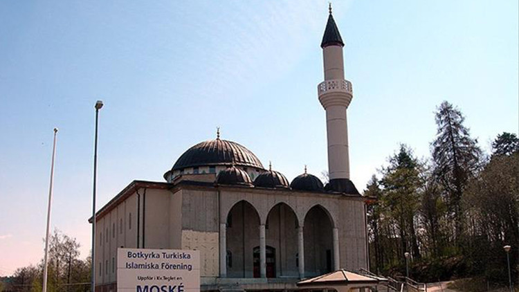 İsveçte camiye İslamofobik saldırı: Kuran-ı Kerim hedef alındı