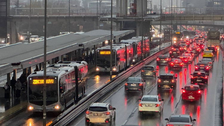 İstanbul haftaya yağmurla başladı, trafik kilit