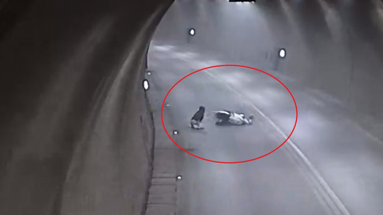 Tünelde motosikletin takla attığı kaza kamerada
