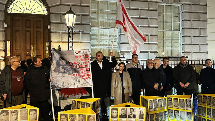 Londrada Kıbrıslı Türkler Kanlı Noel olaylarını protesto etti