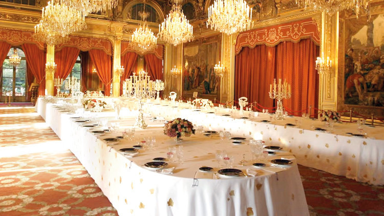 Sarayın porselenleri çalındı