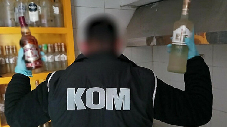 İzmirde yılbaşı öncesi sahte ve kaçak içki operasyonu: 3 tutuklama