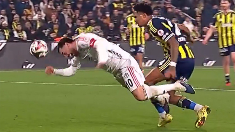 Fenerbahçe-Beşiktaş derbisinin hakem kararlarını Fırat Aydınus değerlendirdi: 2 penaltıyı atladı