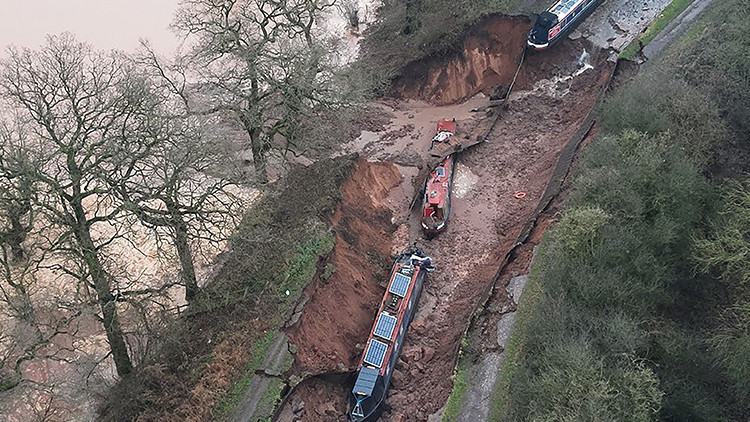 İngilterede dev obruk onlarca tekneyi yuttu