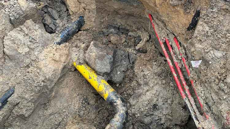 Boru döşemesi yapılan kanalda toprak kayması: 3 yaralı