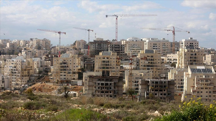 Filistin topraklarını gasbeden İsrailliler, Batı Şeria’da bir kaçak yerleşim birimini genişletti