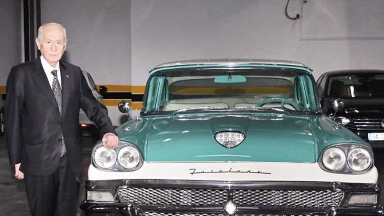 Bahçeli’den antika otomobil hediyesi Bahçeli’den antika otomobil hediyesi