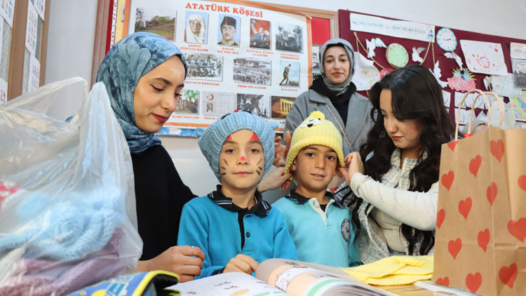 Üniversiteliler örüyor köydeki çocuklar ısınıyor