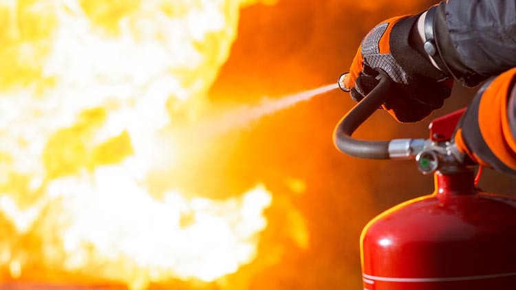 Komşuda yangın: 30dan fazla iş yeri kül oldu