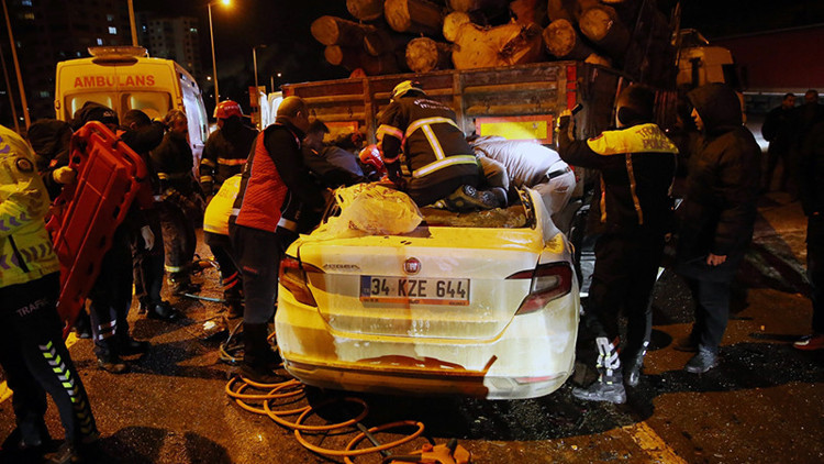 Kastamonuda tıra çarpan otomobildeki 1 kişi öldü, 2 kişi yaralandı