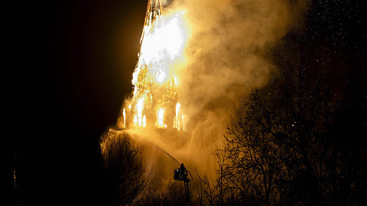Hollandada tarihi kilise küle döndü: Amsterdamda acil durum ilan edildi Hollandada tarihi kilise küle döndü: Amsterdamda acil durum ilan edildi