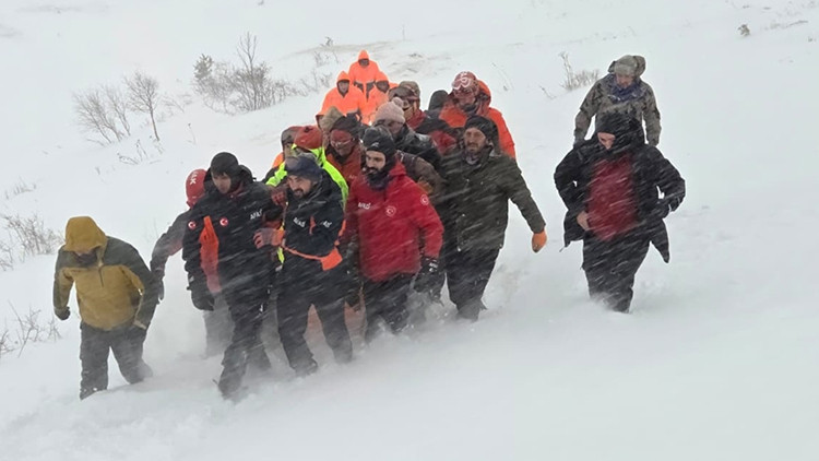 Çığ altında kalan çobanın cenazesine ulaşıldı
