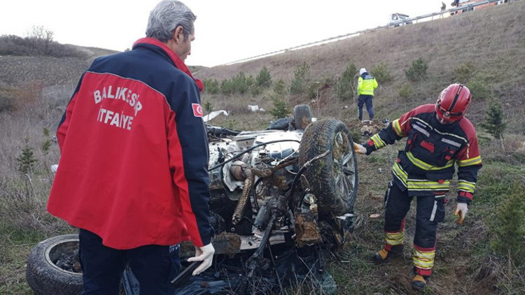 İzmir-İstanbul Otoyolu’nda otomobil şarampole yuvarlandı: 1 ölü, 2 yaralı