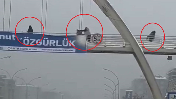 Tepki çeken görüntüler Üst geçitten kar topu atan çocukları darbetti