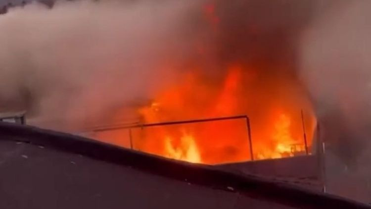 Küçükçekmecede 3 katlı binada yangın